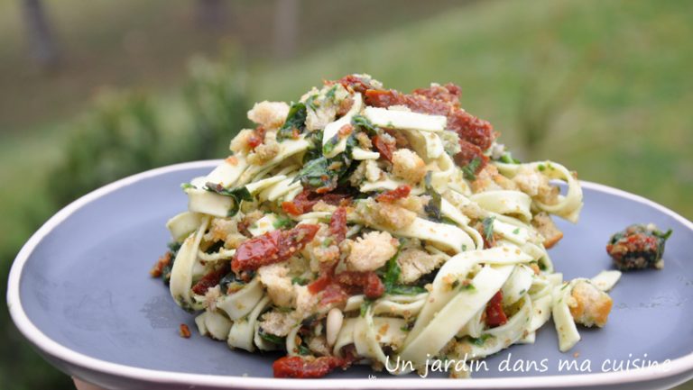 tagliatelles feuilles de moutarde et pignons