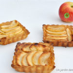 cinq petites tartes carrées aux pommes