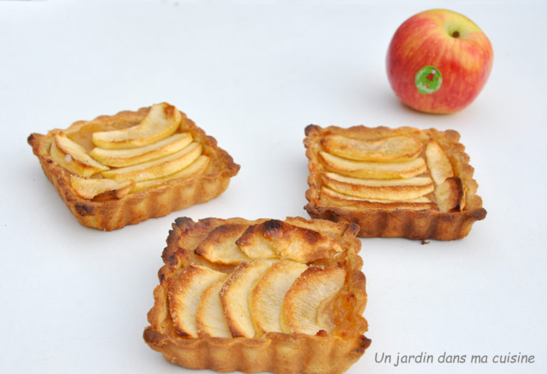 cinq petites tartes carrées aux pommes