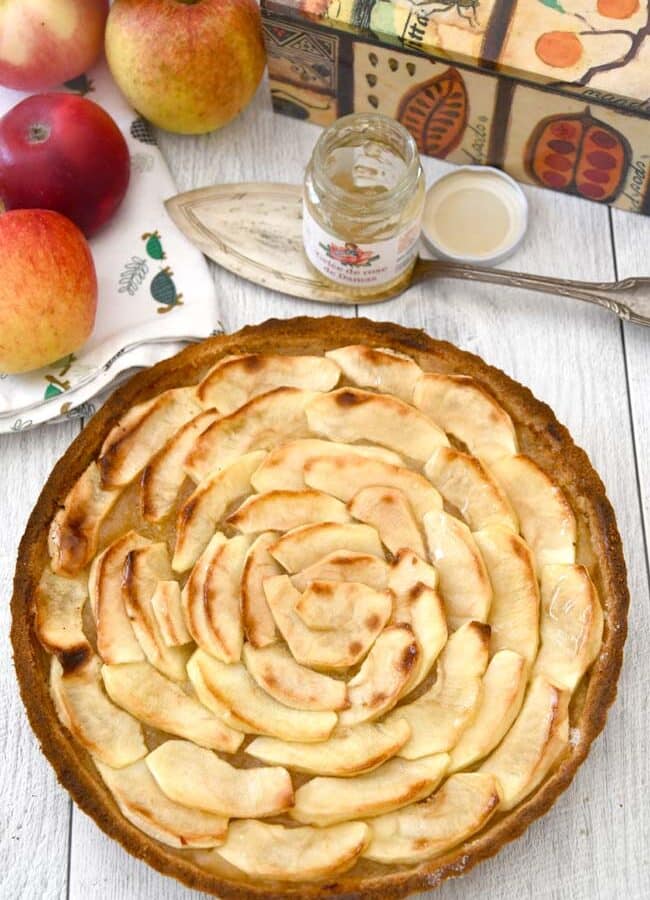 Tarte aux pommes à la gelée de rose